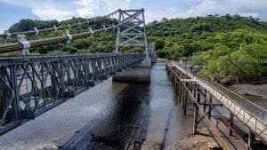 El Puente Turístico se construyó al lado del segmento del antiguo puente que aún sigue en pie y que permite el acceso a varias propiedades cercanas.Fotografía: Fabián Méndez