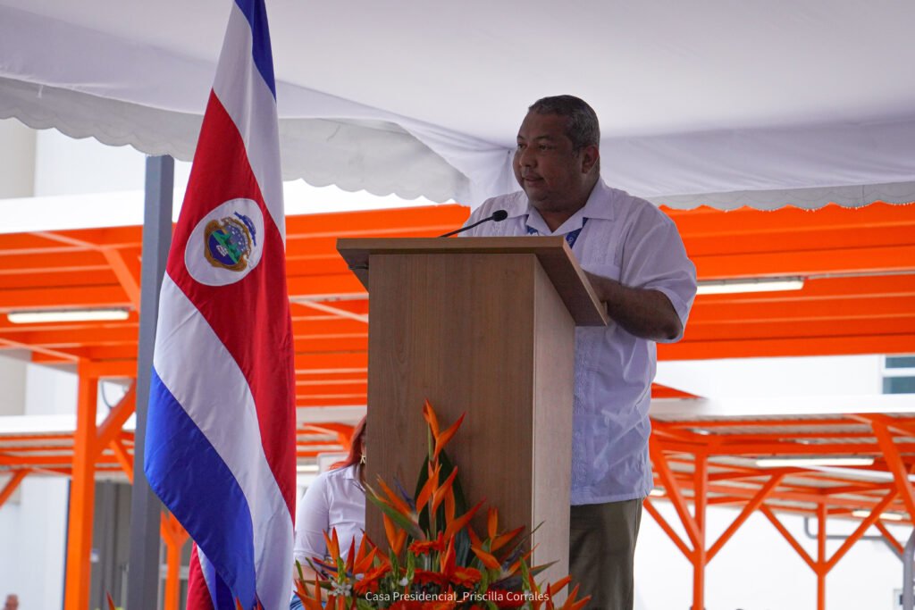 Dr. Randall Álvarez Juárez, director del Hospital Monseñor Sanabria Martínez. “Que esta nueva casa sea un refugio de esperanza, un lugar donde cada usuario puede encontrar no solo tratamientos, sino también alivio y la fuerza para seguir adelante.”