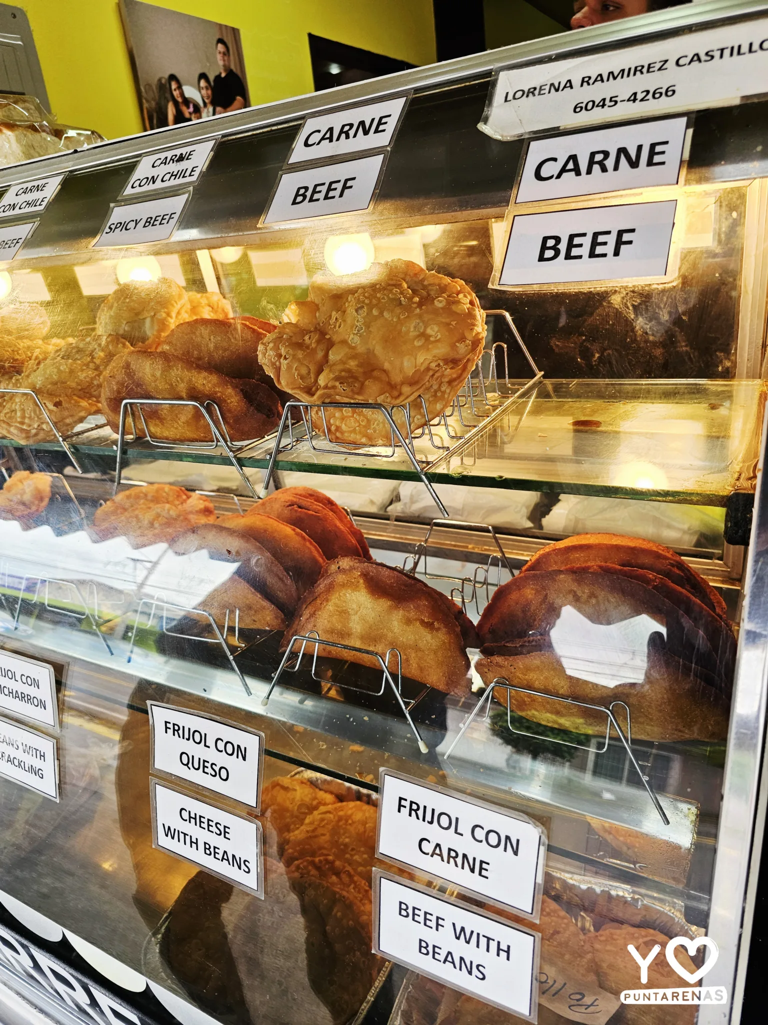 Empanadas de carne, frijol con queso y frijol con chicharrón exhibidas en el mostrador de Pasteles y empanadas donde Lore.