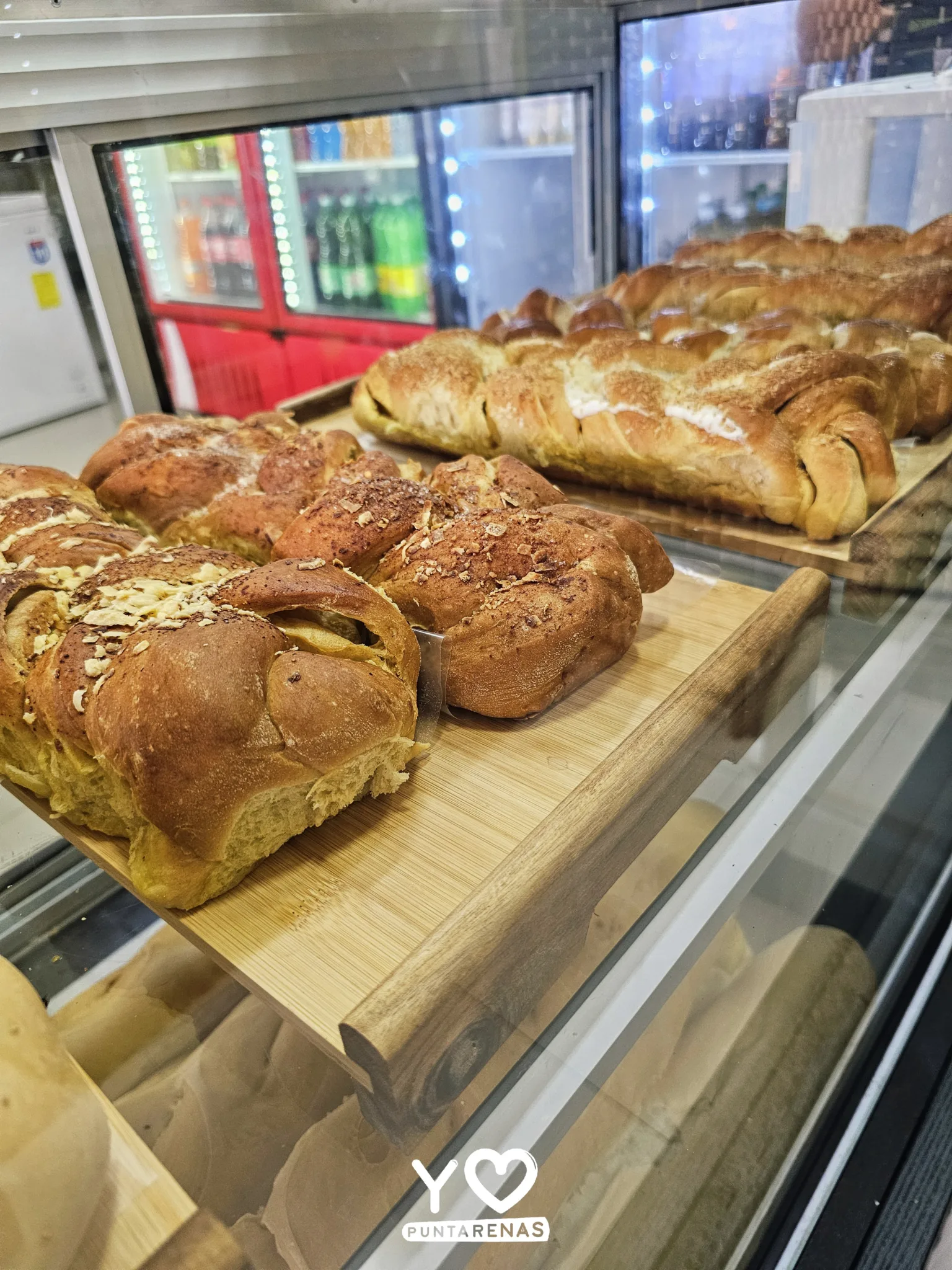 Trenzas de coco y panes dulces tradicionales en Pasteles y empanadas donde Lore.