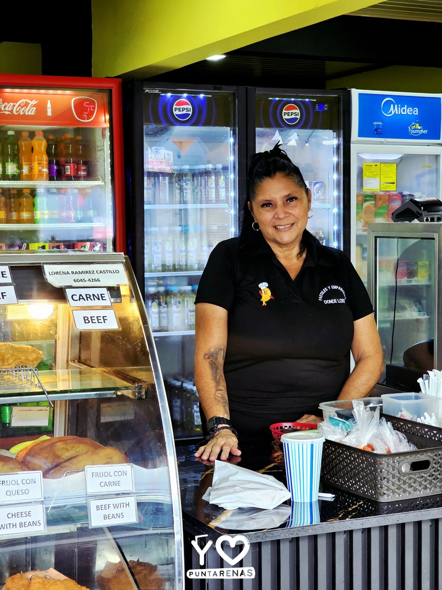 Lorena Ramírez atendiendo a sus clientes en Pasteles y empanadas donde Lore, Puntarenas.