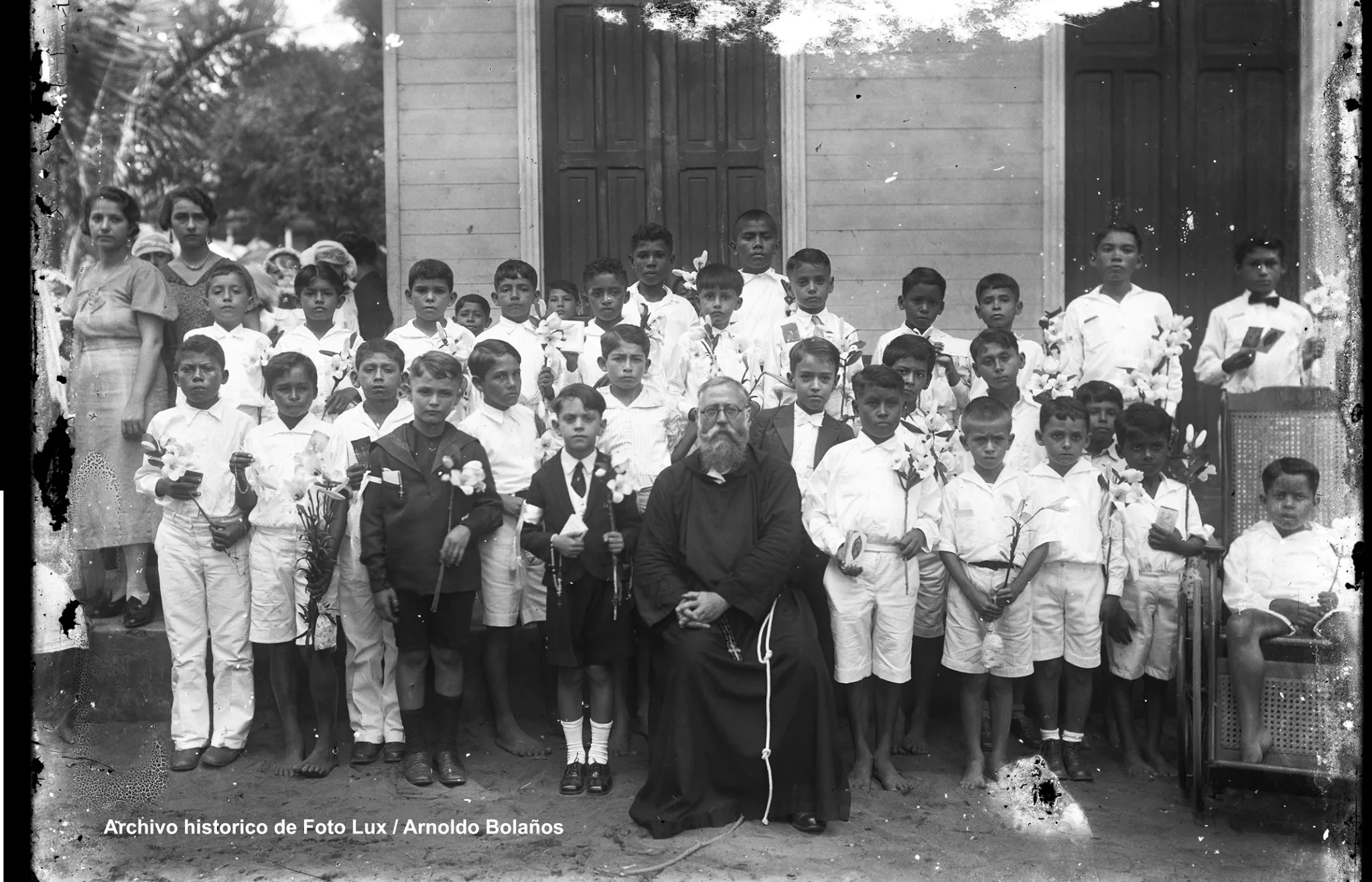 Fray Casiano de Madrid con niños en Puntarenas, fotografía histórica de Foto Lux.