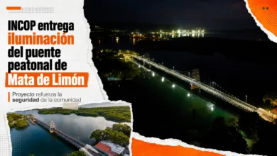 Puente peatonal de Mata de Limón iluminado durante la noche tras entrega del nuevo sistema de luminarias por parte del INCOP.