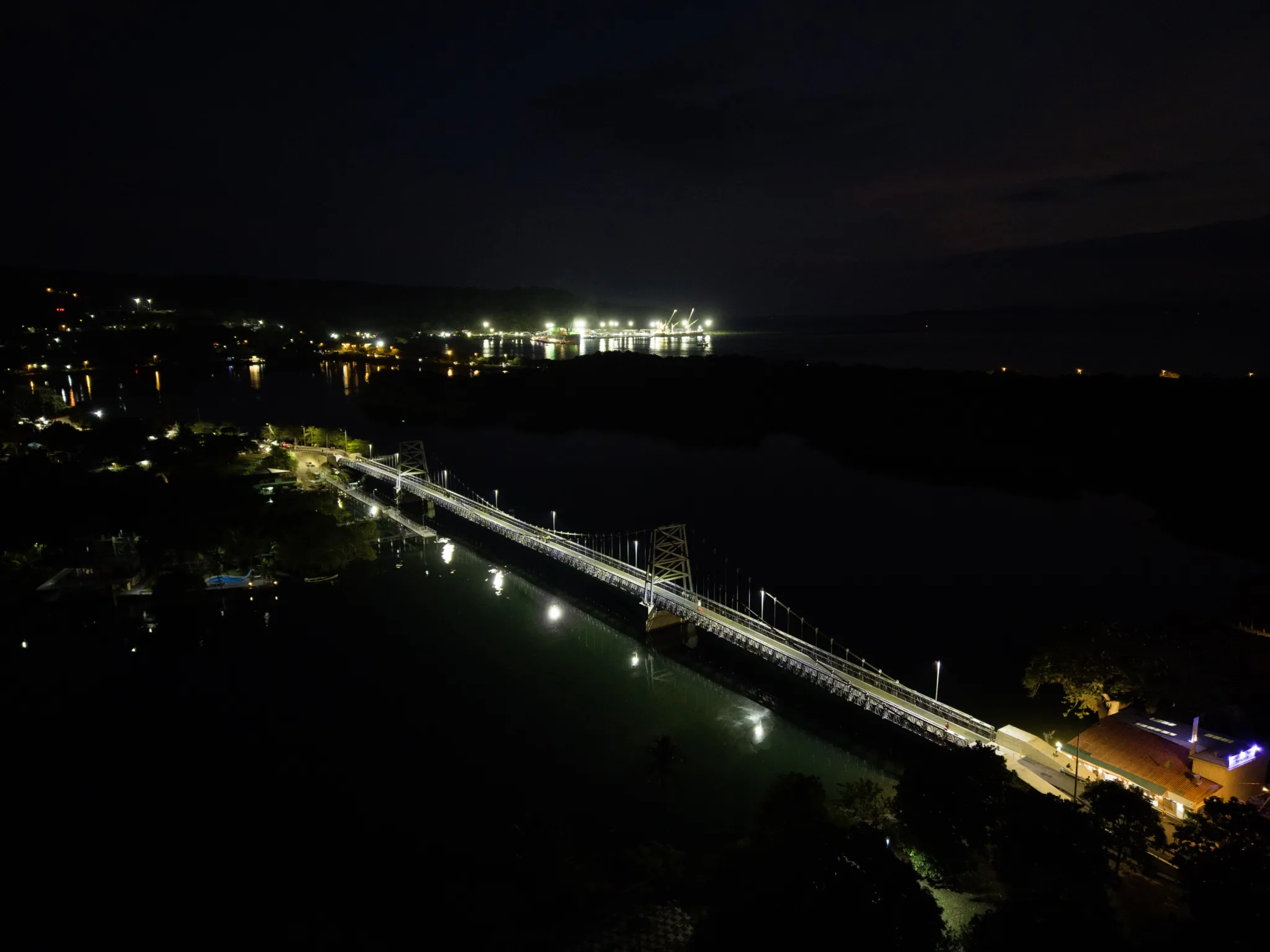 Puente peatonal de Mata de Limón iluminado durante la noche en Caldera de Esparza, Puntarenas.