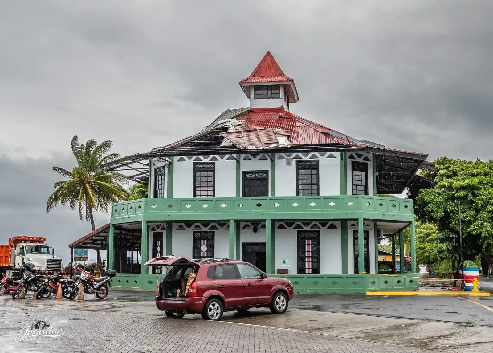 INCOP realiza acciones para proteger la antigua Capitanía de Puerto de Puntarenas. Fotografía: Johnny Aguilar