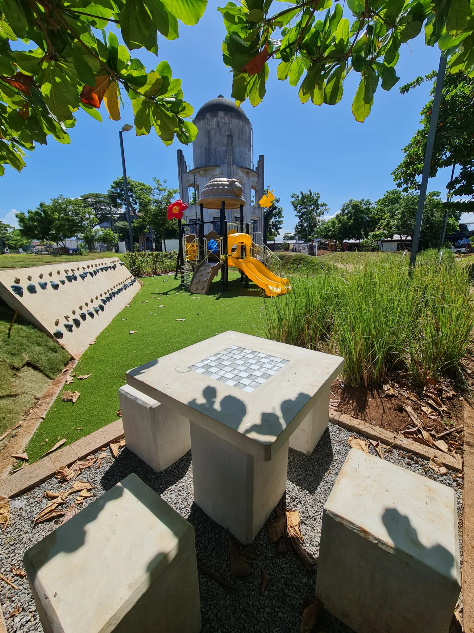 Obras de restauración y mejoramiento del Parque Mora y Cañas en Puntarenas