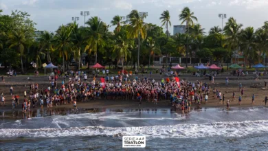 Atletas participan en el Triatlón Paseo de los Turistas 2026 en Puntarenas