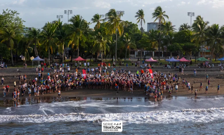 Atletas participan en el Triatlón Paseo de los Turistas 2026 en Puntarenas