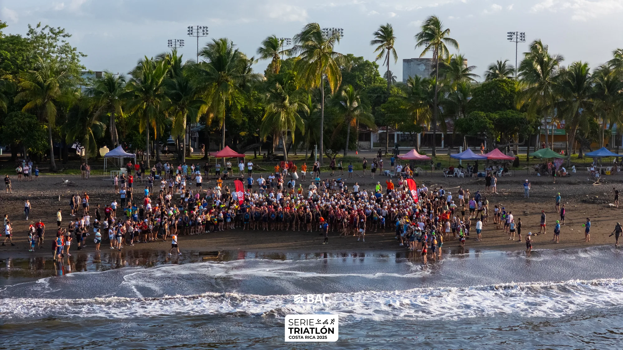 Atletas participan en el Triatlón Paseo de los Turistas 2026 en Puntarenas