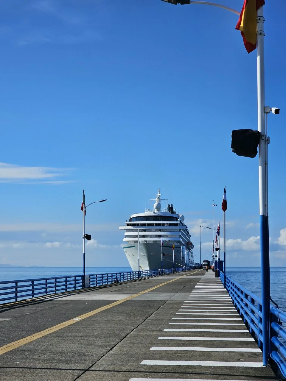 Crucero atracado en Puntarenas durante la temporada 2026-2027